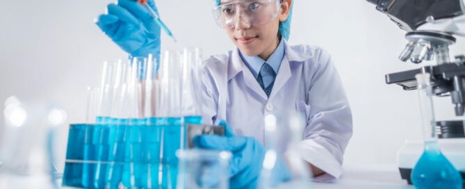 Wissenschaftlerin im Labor bei PMS-Forschung