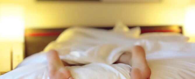 Junge Frau schläft ruhig im Bett