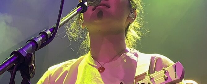 mxmtoon (Maia), US-amerikanische Singer-Songwriterin, die offen über ihre PMDD-Diagnose spricht