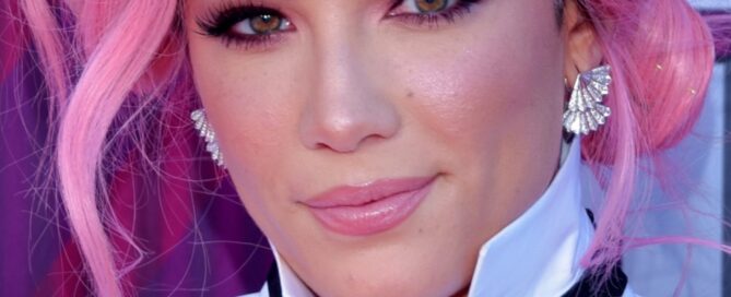 Halsey Sängerin PMDD Endometriose Awareness