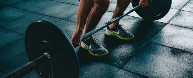 Junge Frau bei Fitness-Training