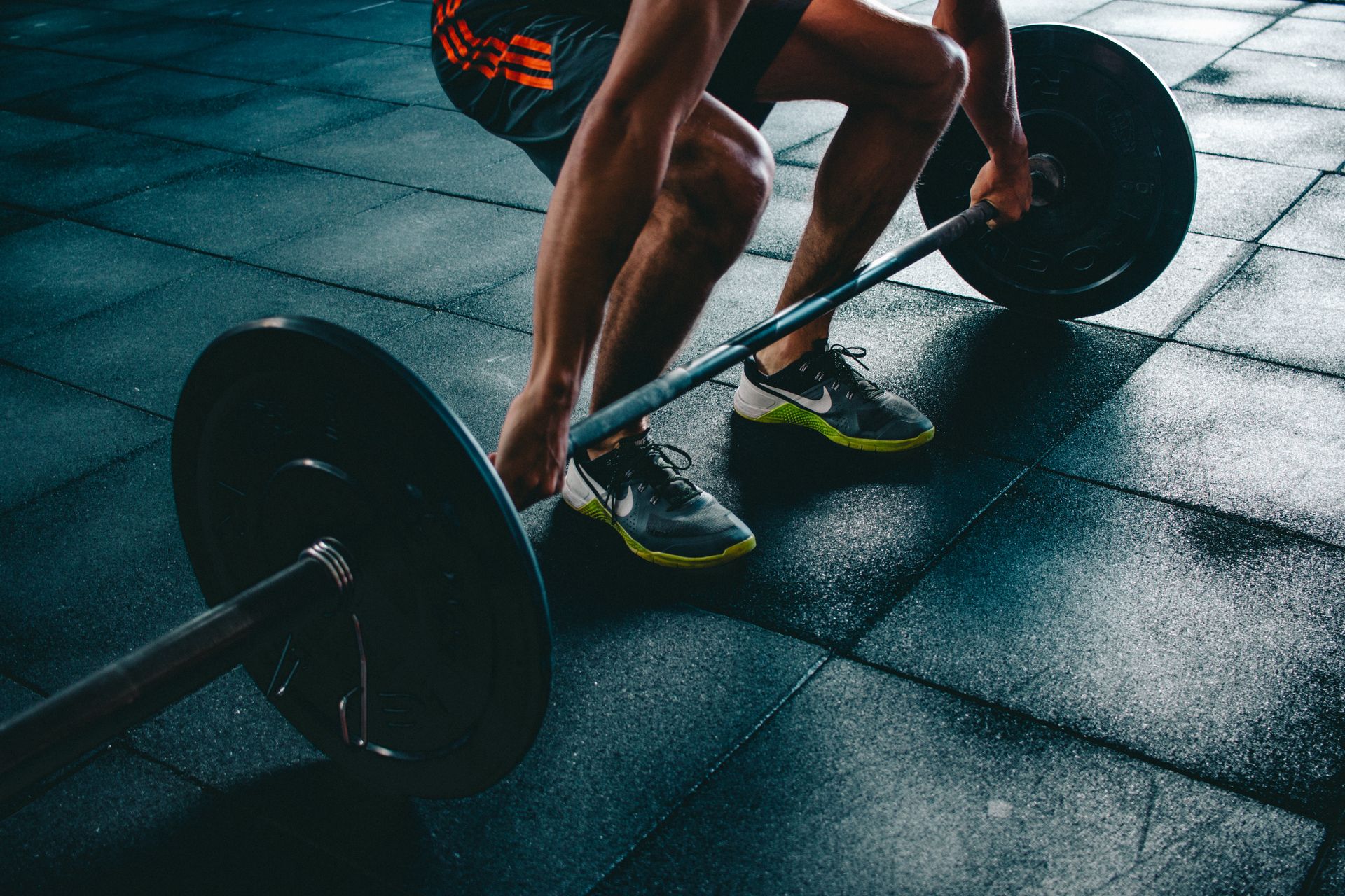 Junge Frau bei Fitness-Training