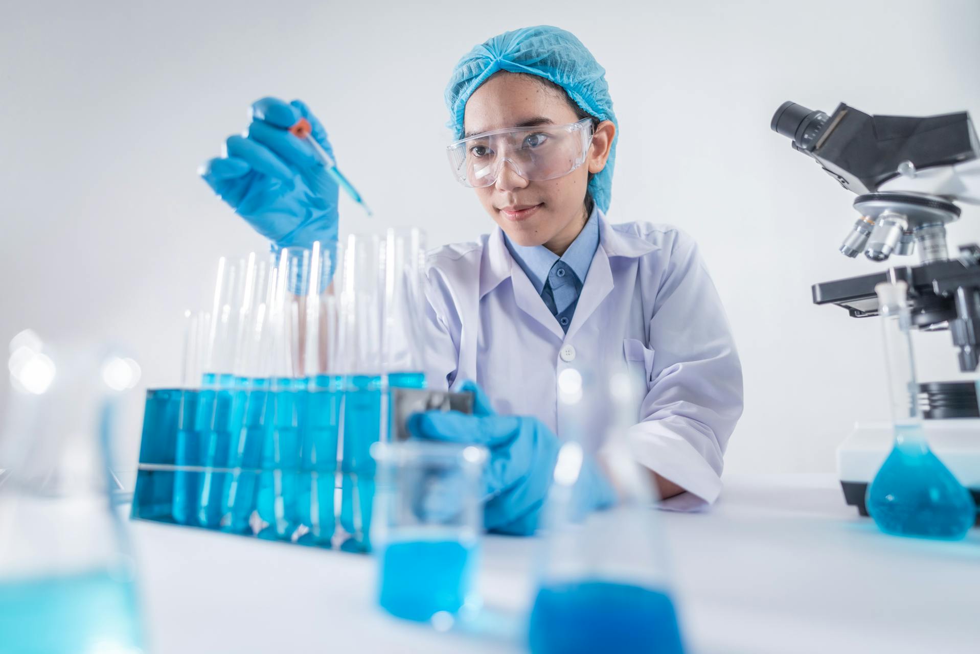 Wissenschaftlerin im Labor bei PMS-Forschung