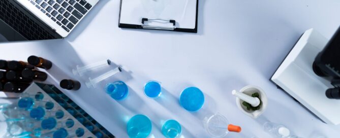 Labortisch mit Mikroskop und Petrischalen für Probiotika-Forschung bei PMS