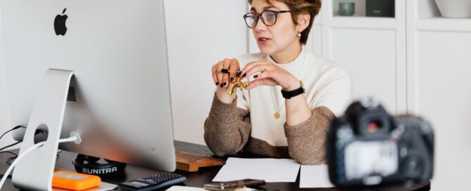 Eine Frau hält eine Vitaminflasche mit Ubiquinol Kapseln