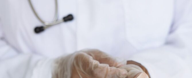 Junge Ärztin im Labor mit medizinischer Ausrüstung