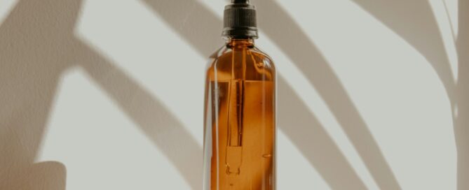 Bernsteinfarbene Pipettenflasche mit ätherischem Öl für Aromatherapie bei PMS