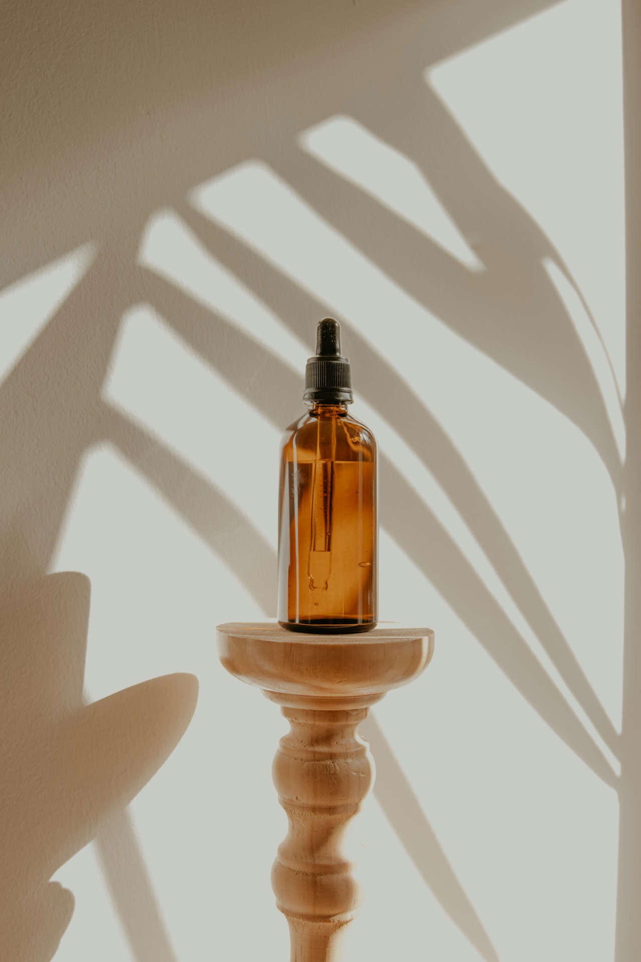 Bernsteinfarbene Pipettenflasche mit ätherischem Öl für Aromatherapie bei PMS