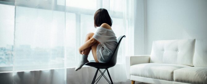 Junge Frau denkt nach - psychische Gesundheit und PMS