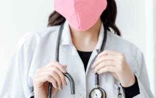 Frau bei Akupunkturbehandlung