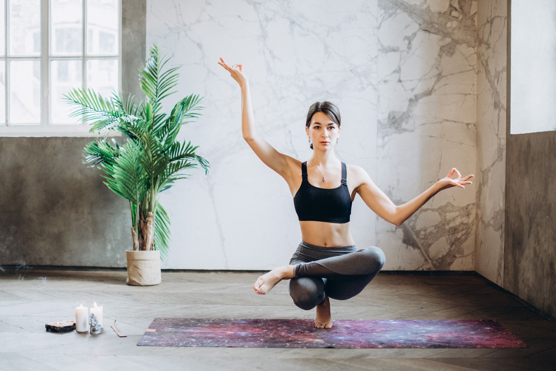 Frau mit Fitness-Tracker am Handgelenk - Digitale Gesundheit und PMS